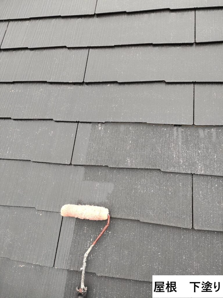 屋根の下塗りを行います。<br />
屋根塗装の目的は外観の美しさを維持するほか、屋根の劣化を防ぎ雨漏りを防止することなどがあります。